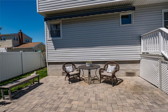 43 Spruce Place, Lindenhurst, NY 11757