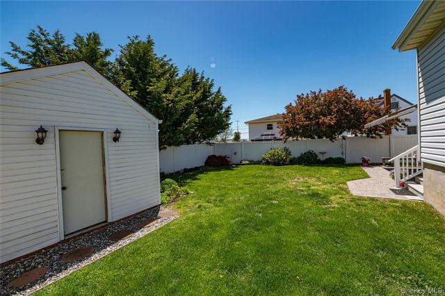 43 Spruce Place, Lindenhurst, NY 11757