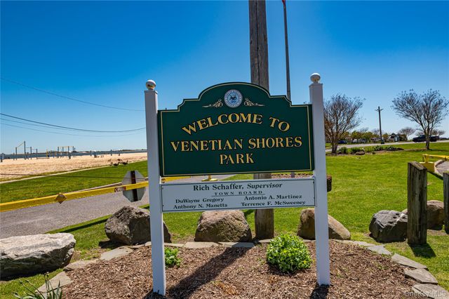 43 Spruce Place, Lindenhurst, NY 11757