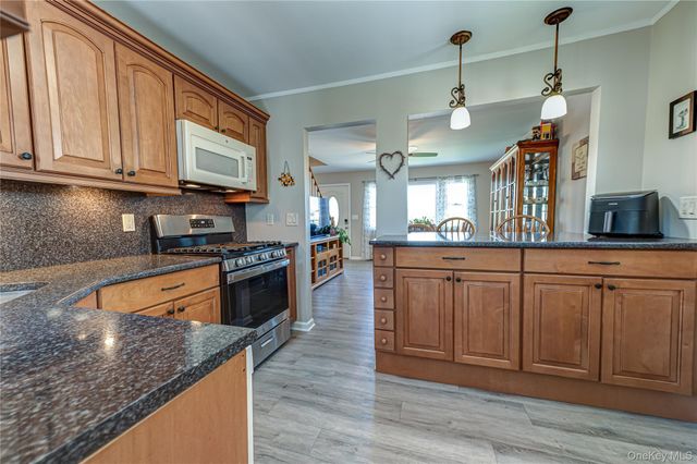 43 Spruce Place, Lindenhurst, NY 11757
