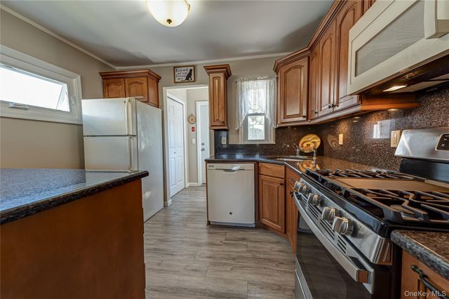 43 Spruce Place, Lindenhurst, NY 11757