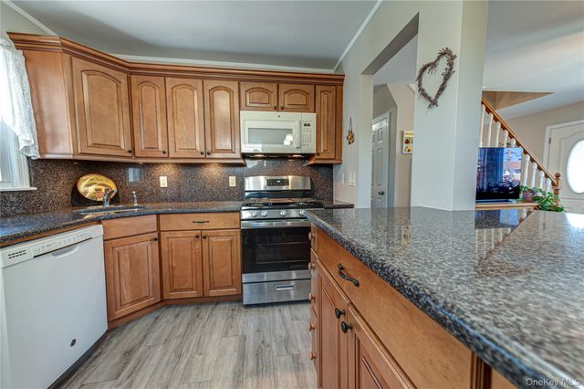 43 Spruce Place, Lindenhurst, NY 11757