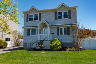 43 Spruce Place, Lindenhurst, NY 11757