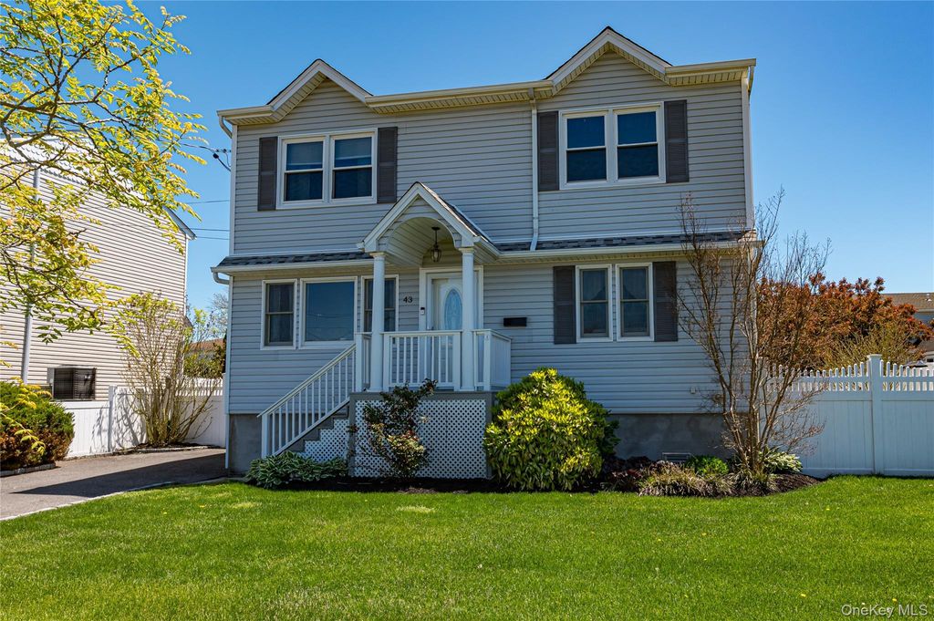 43 Spruce Place, Lindenhurst, NY 11757