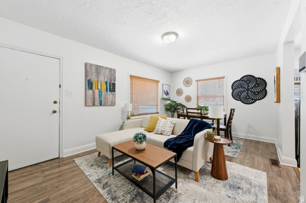 Image 3 of property listing at 1960 E 3300 S, Millcreek, UT 84106