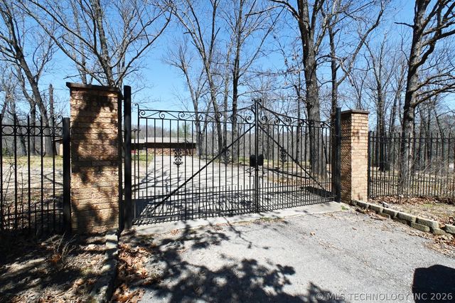 24044 W Flint Ridge Lane, Park Hill, OK 74451