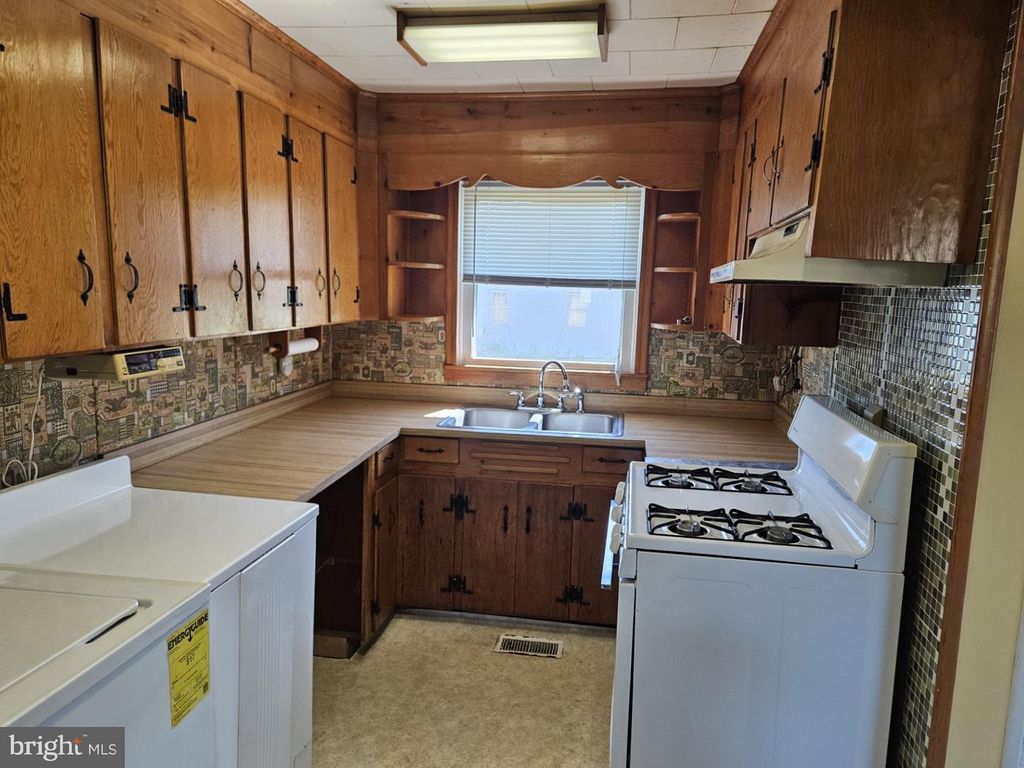 Image 8 of property listing at 2796 CALVARY RD, Crisfield, MD 21817