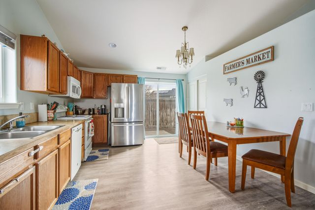 484 NE Spruce Court, Redmond, OR 97756