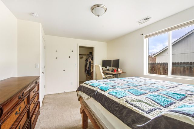 484 NE Spruce Court, Redmond, OR 97756