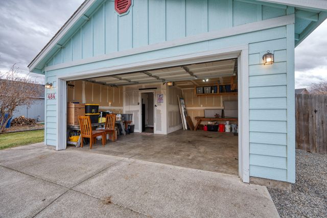 484 NE Spruce Court, Redmond, OR 97756