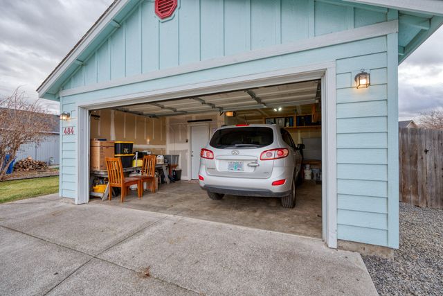 484 NE Spruce Court, Redmond, OR 97756