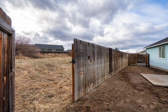 484 NE Spruce Court, Redmond, OR 97756