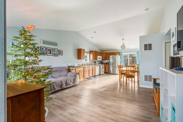 484 NE Spruce Court, Redmond, OR 97756