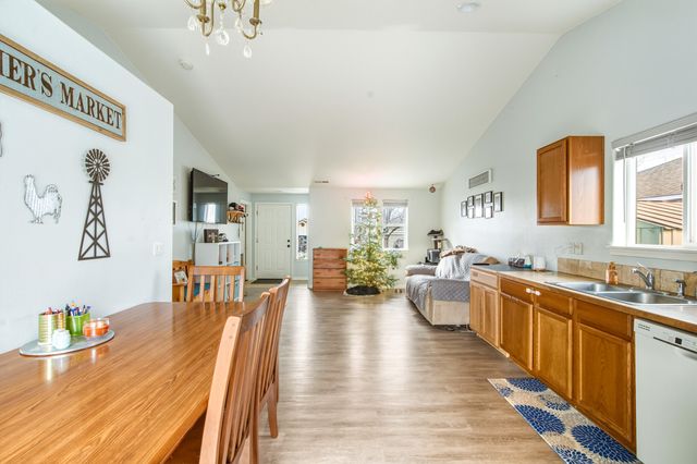 484 NE Spruce Court, Redmond, OR 97756