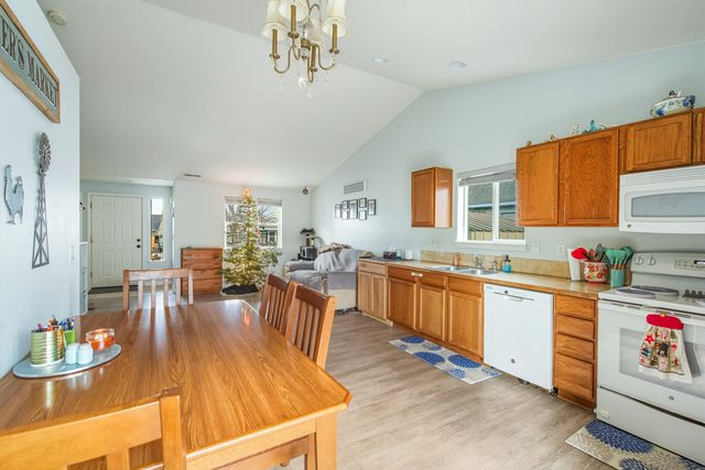 484 NE Spruce Court, Redmond, OR 97756