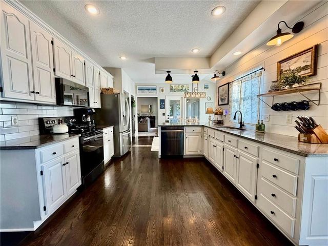 1403 NE 94th Court, Kansas City, MO 64155