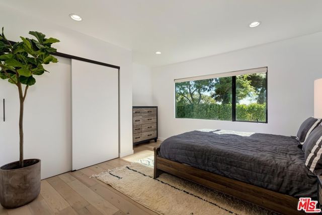 2400 Glendower Avenue, Los Angeles, CA 90027