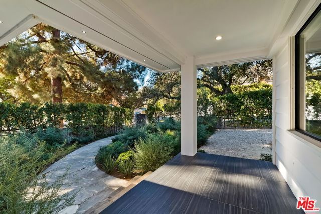 2400 Glendower Avenue, Los Angeles, CA 90027