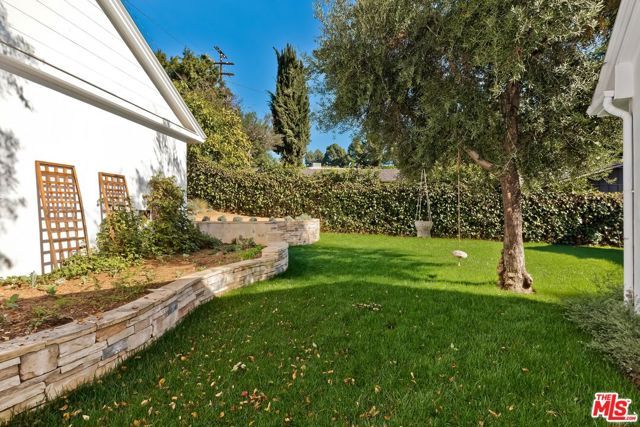 2400 Glendower Avenue, Los Angeles, CA 90027