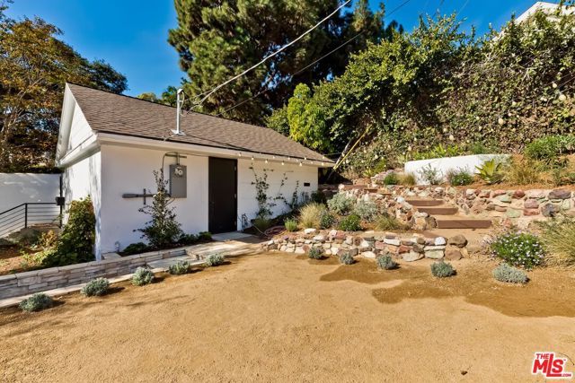 2400 Glendower Avenue, Los Angeles, CA 90027