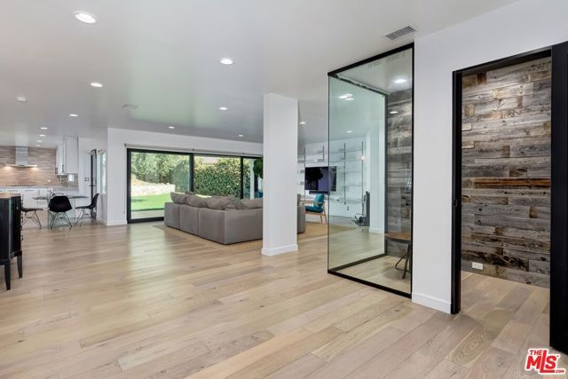 2400 Glendower Avenue, Los Angeles, CA 90027