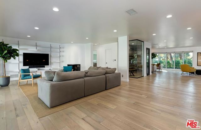 2400 Glendower Avenue, Los Angeles, CA 90027