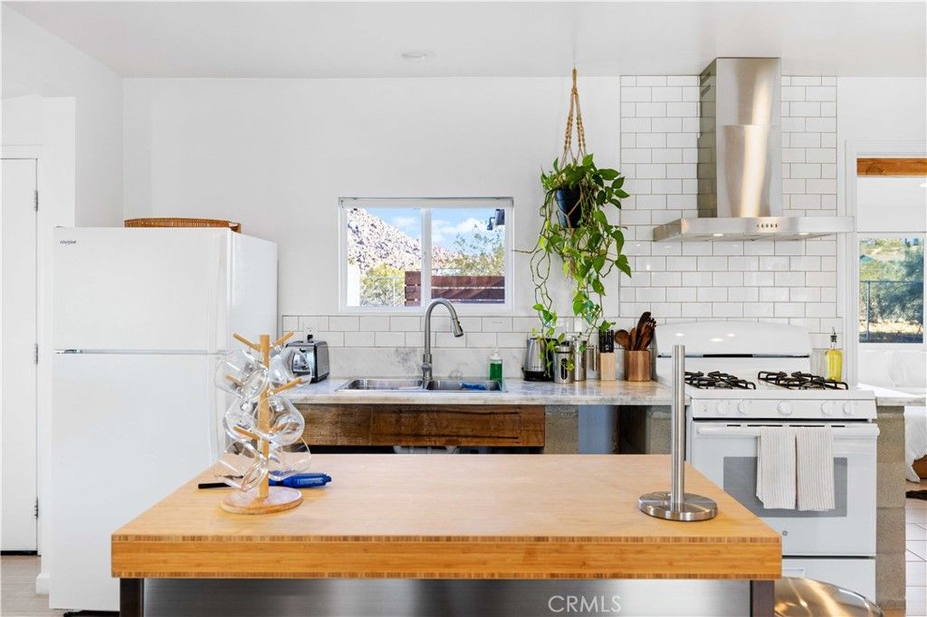 Image 10 of property listing at 61879 Valley View Circle, Joshua Tree, CA 92252
