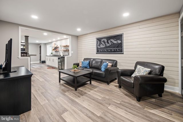 2133 BRIDGEPORT AVE, Pennsburg, PA 18073