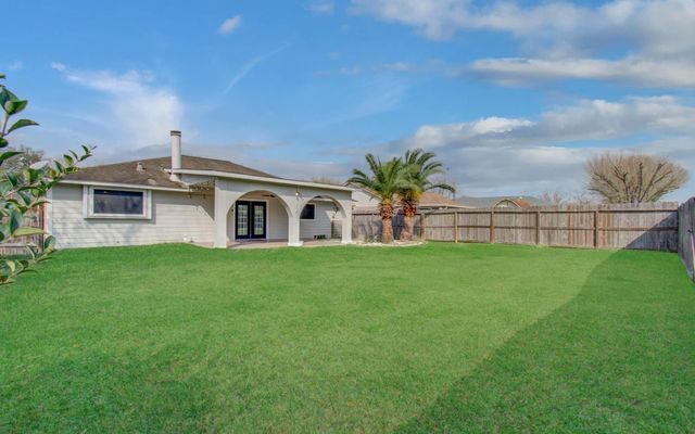 713 Willow Creek Drive, La Porte, TX 77571