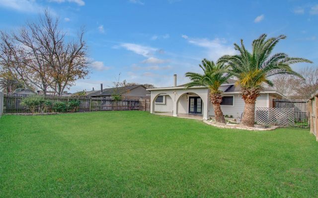 713 Willow Creek Drive, La Porte, TX 77571