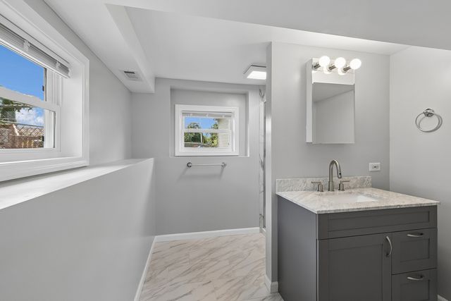 328 N Greenview Avenue, Mundelein, IL 60060