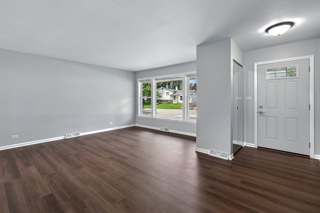 328 N Greenview Avenue, Mundelein, IL 60060
