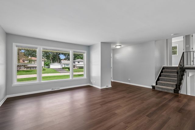 328 N Greenview Avenue, Mundelein, IL 60060