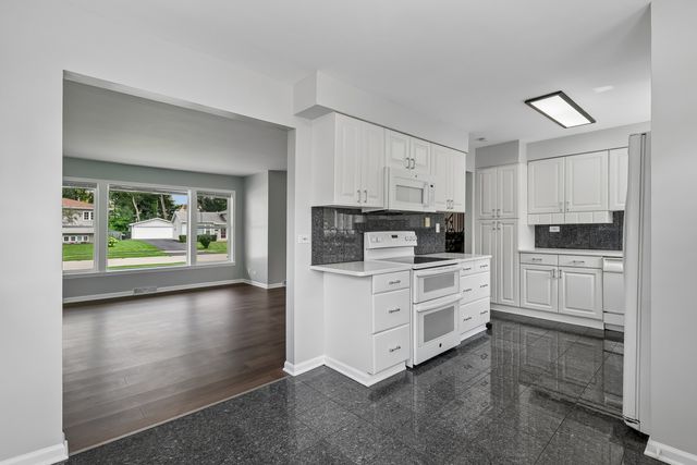 328 N Greenview Avenue, Mundelein, IL 60060
