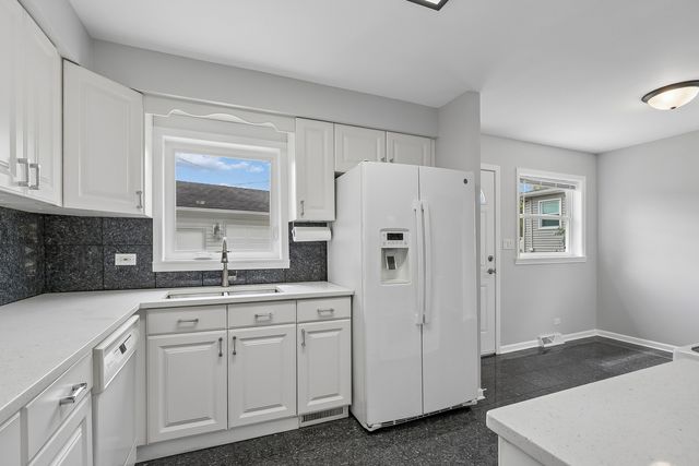 328 N Greenview Avenue, Mundelein, IL 60060