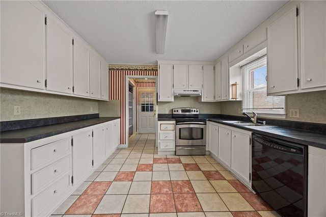 1448 Spring Hill Circle, Kernersville, NC 27284