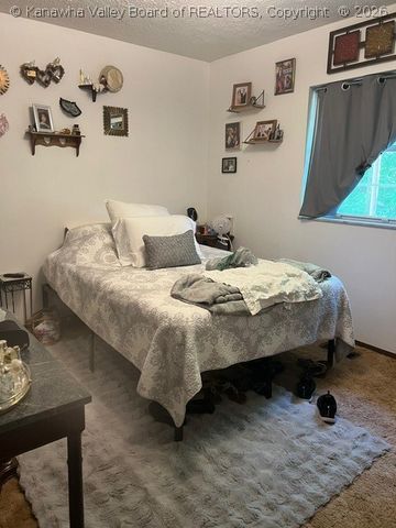 287 Bear Tracks Drive, Charleston, WV 25306