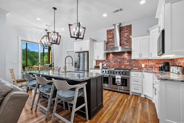 126 Morningside Dr, Hot Springs, AR 71913