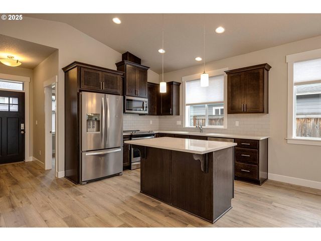 1099 Ne REGAN HILL Loop, Estacada, OR 97023