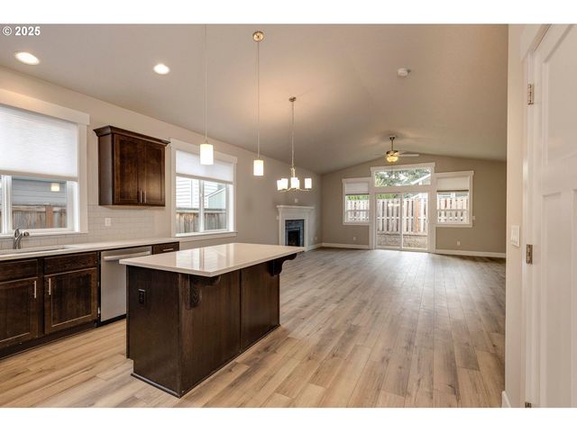 1099 Ne REGAN HILL Loop, Estacada, OR 97023