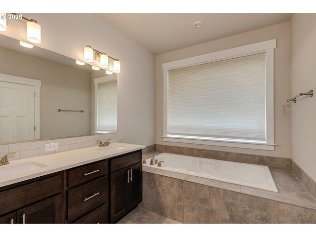 1099 Ne REGAN HILL Loop, Estacada, OR 97023