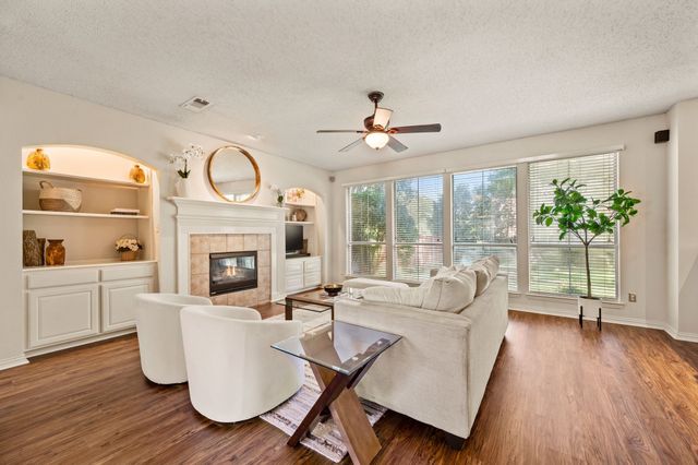 6605 Fox Glen Drive, Arlington, TX 76001
