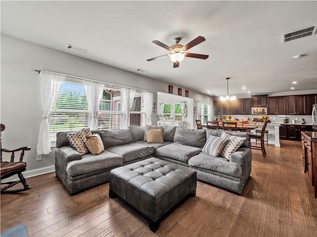 Image 14 of property listing at 5730 Arbor Green Circle, Sugar Hill, GA 30518