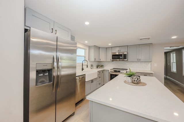 32 Raymond Road, Auburn, NH 03032