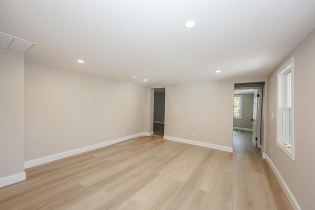 32 Raymond Road, Auburn, NH 03032