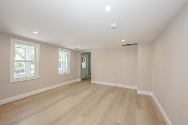 32 Raymond Road, Auburn, NH 03032