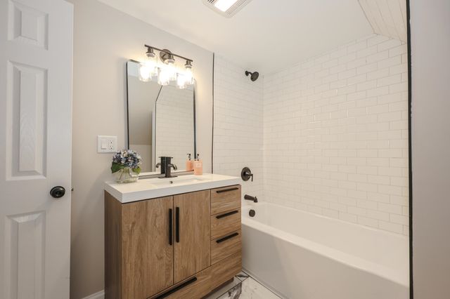 32 Raymond Road, Auburn, NH 03032