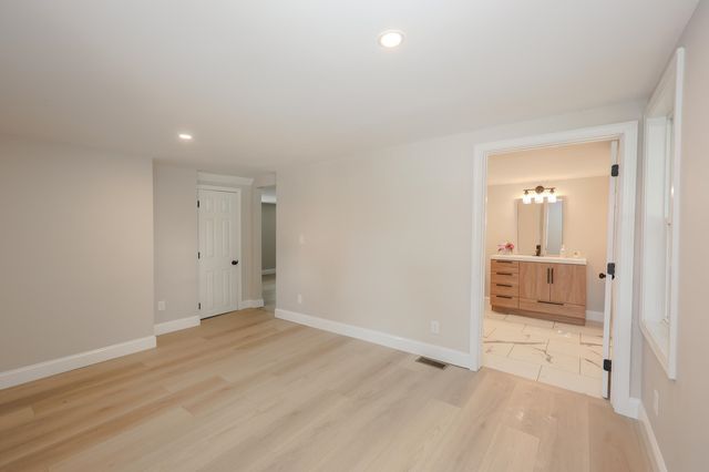 32 Raymond Road, Auburn, NH 03032
