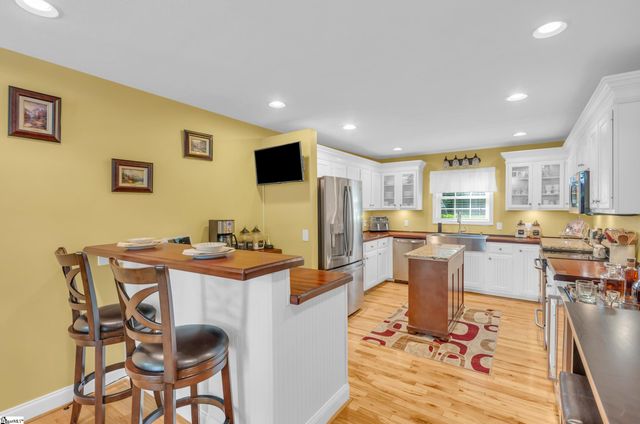 409 The Bear Boulevard, Tamassee, SC 28686