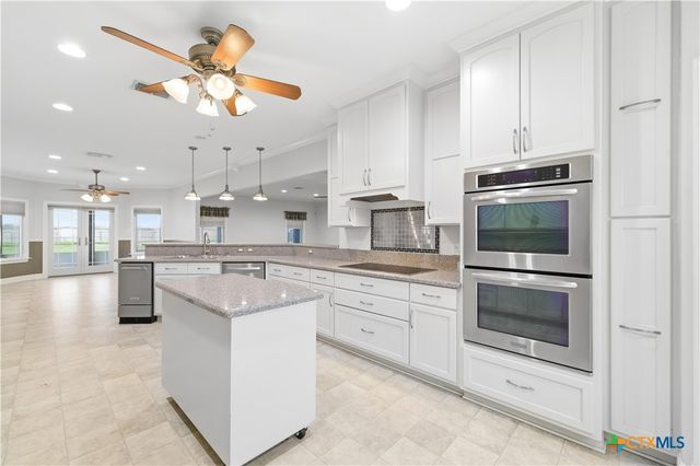 1118 E Maxwell Ditch Road, Port Lavaca, TX 77979